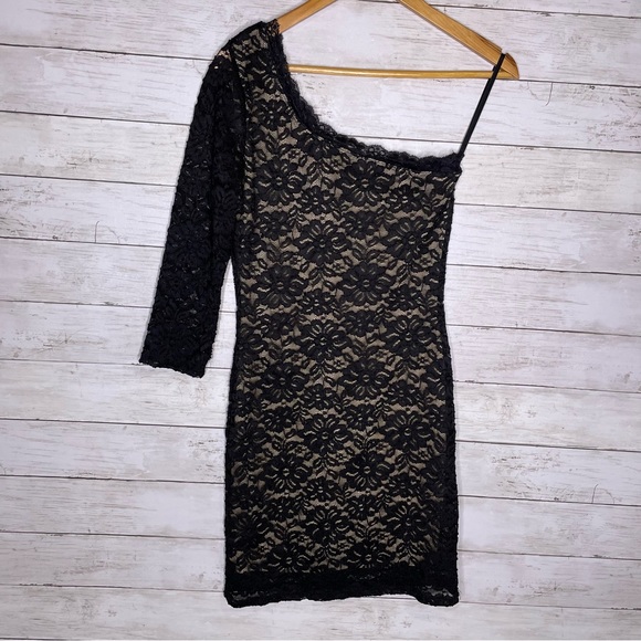 Black Lace Nude Underlay One Sleeve One Shoulder Dress - Picture 2 of 4